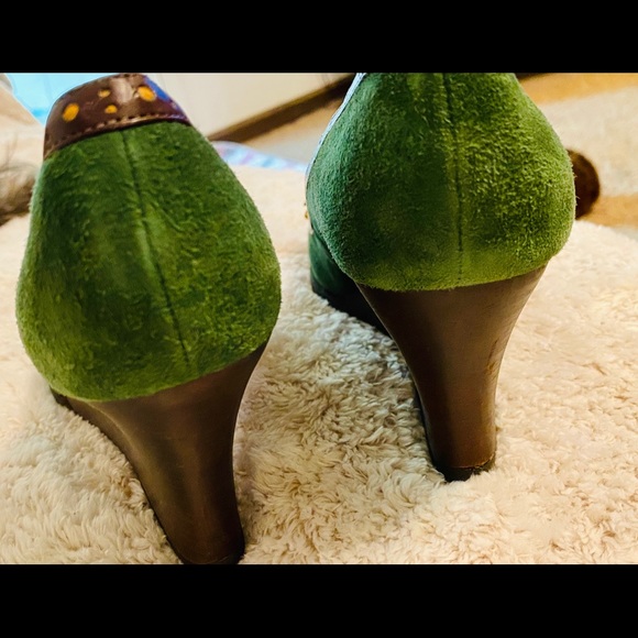 Kenneth Cole Suede Wedges - Picture 4 of 6